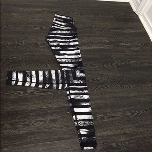 Lululemon leggings size 4 white tiger stripe look never worn